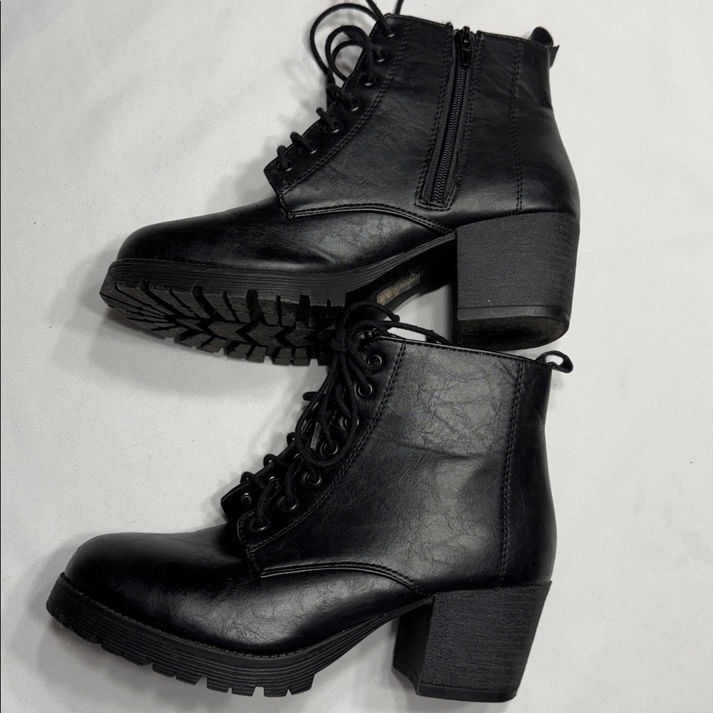 Women’s Like New Soda black faux leather lace up bootie. Size 8 1/2 - Picture 3 of 8